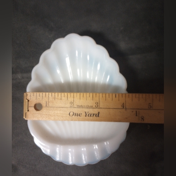 Vintage Milk Glass Shell Trinket Dish/Soap Dish Size 4x6 EUC - Picture 6 of 7